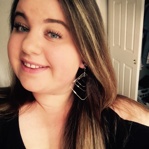 Profile Picture of Alexis Goldstein (@alexispaige04) on Poshmark