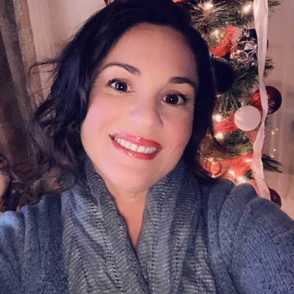 Jillian Gomes - Poshmark Profile Picture of Jillian Gomes (@jilliangomes826) on Poshmark