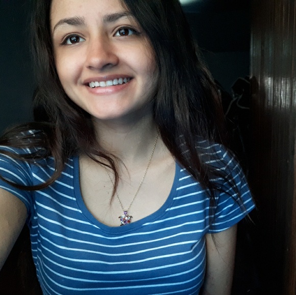 Profile Picture of Angelina Lansaw (@angelaapollo30) on Poshmark