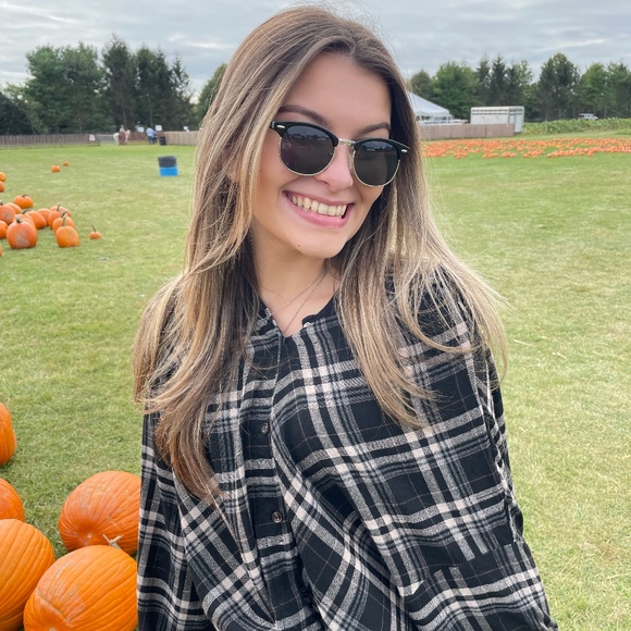 Profile Picture of Valerie Foote (@valeriefootee) on Poshmark