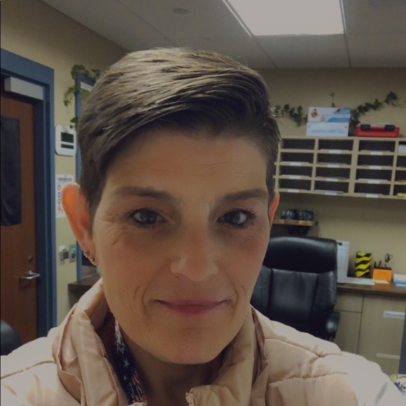 Profile Picture of Anna Oelberg (@aoelberg917) on Poshmark