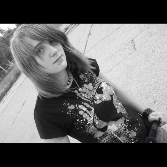 Profile Picture of Vikki Mayhugh (@vikki534) on Poshmark