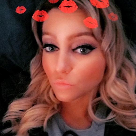 Profile Picture of Alissa Schuster (@alisch86) on Poshmark