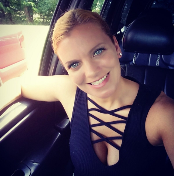 Profile Picture of Bobbie Sturman (@bobbiestyle) on Poshmark