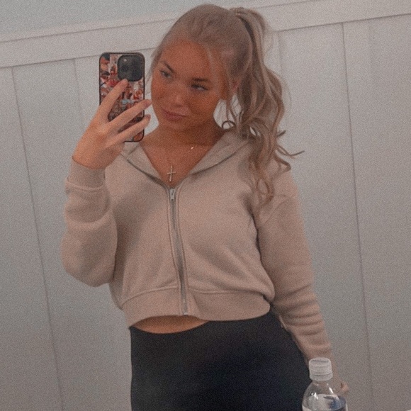 Profile Picture of Julia Taylor (@julia_taylor336) on Poshmark