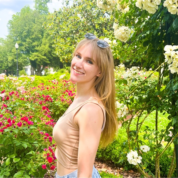 Profile Picture of Kendall Moore (@kendallmoore195) on Poshmark