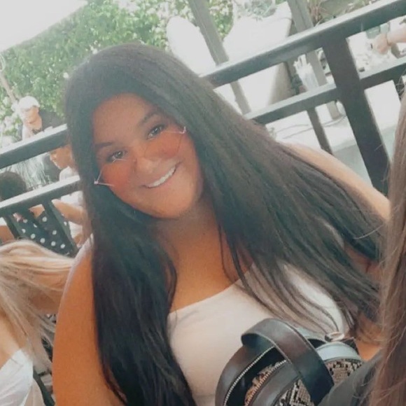 Profile Picture of Bianca Canovas (@bianca_canovas) on Poshmark