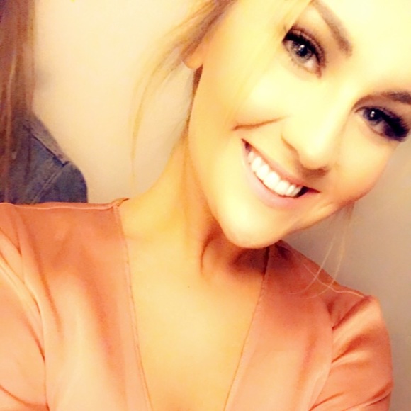 Profile Picture of Bobbie Jones (@bobbijonesss) on Poshmark