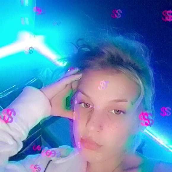 Profile Picture of Emme Ahlfeldt (@valerie_emme) on Poshmark