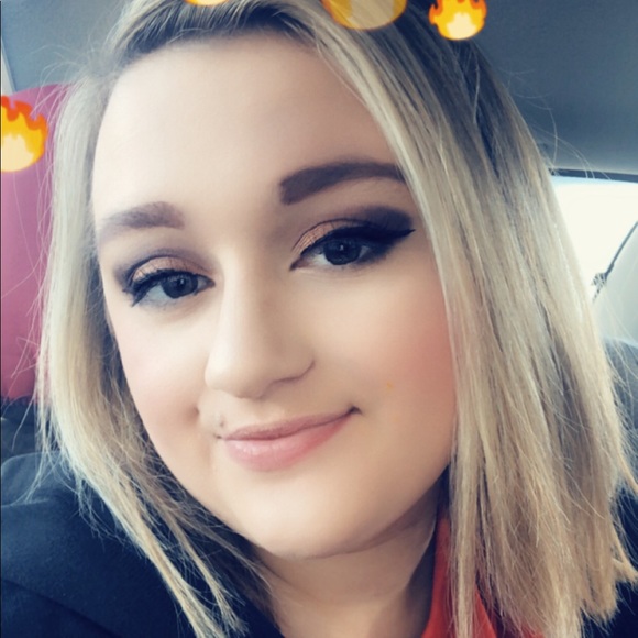 Profile Picture of Dustee Endicott (@dendi07) on Poshmark