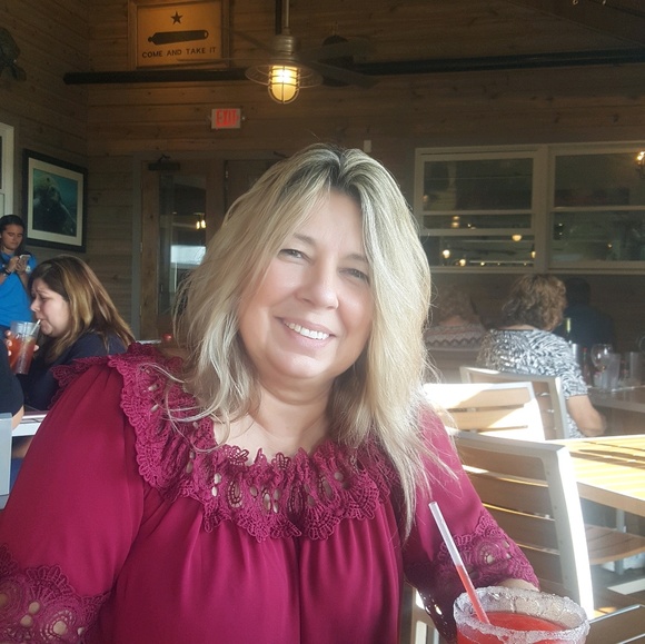Profile Picture of Kim Hobbs (@kkh1960) on Poshmark