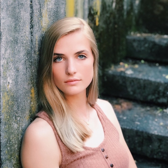 Profile Picture of Anna Vollet (@avollet) on Poshmark