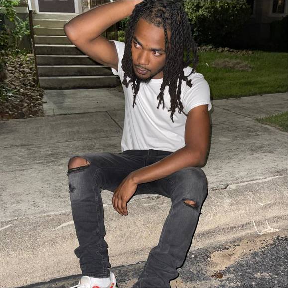 Profile Picture of Ronnie Moore (@ronniemoore425) on Poshmark