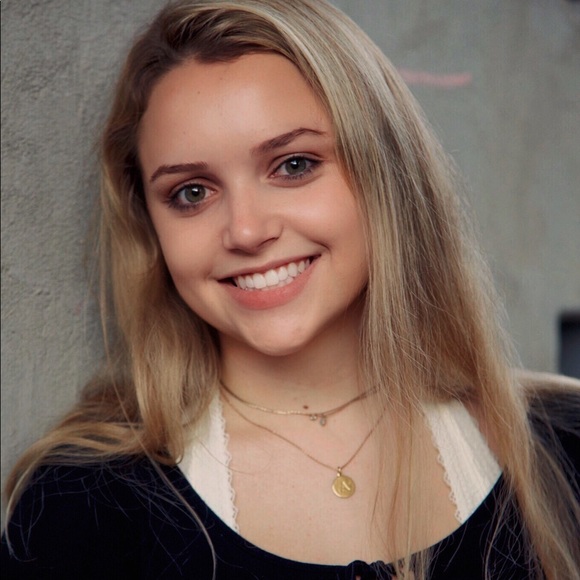 Profile Picture of Autumn Baumgart (@autumnbaumgart) on Poshmark