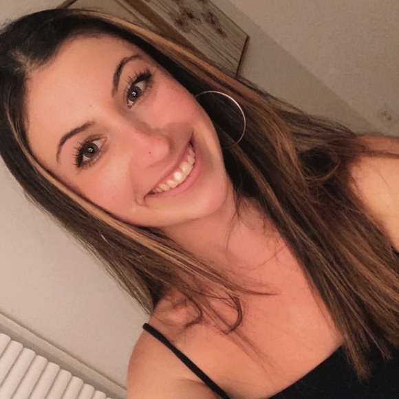 Profile Picture of Ariel Borkowsky (@arriiieeeelllll) on Poshmark