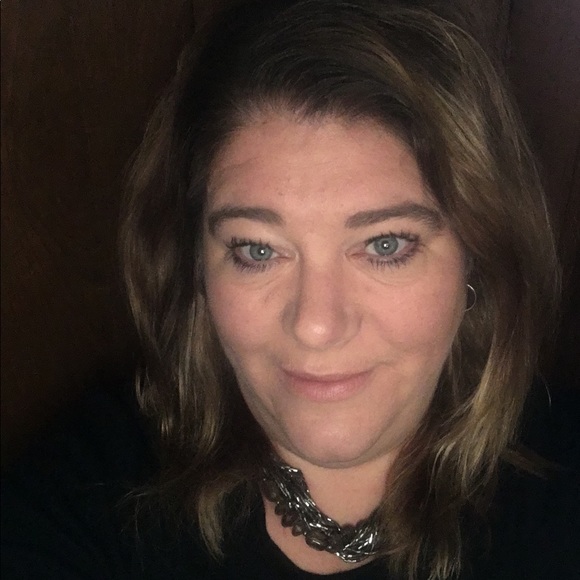 Profile Picture of Tami Schneider (@tammer70) on Poshmark