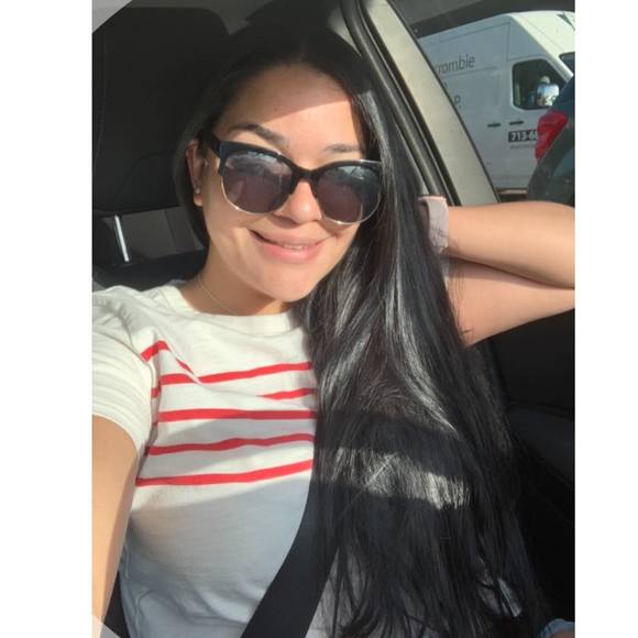 Profile Picture of Laura Centeno (@laura_centeno) on Poshmark