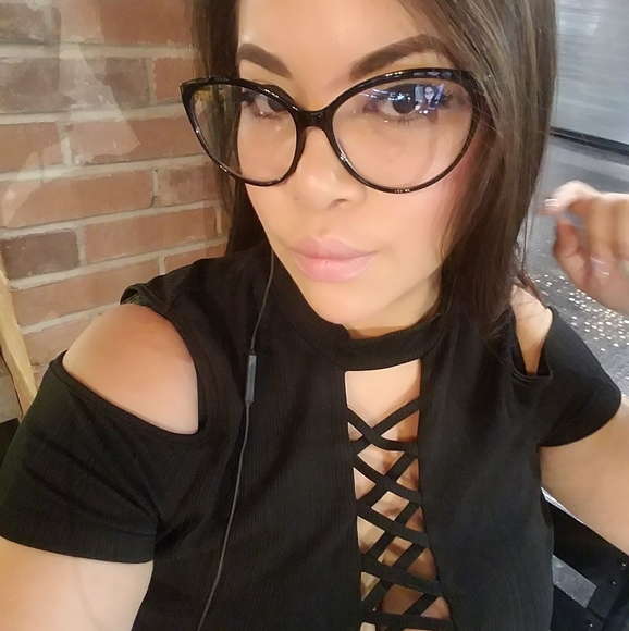 Profile Picture of Mayling Clawson (@xhulahot28) on Poshmark
