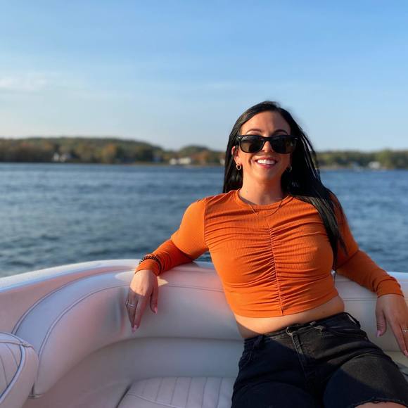 Profile Picture of Jillian Devlin (@jilliandevlin) on Poshmark
