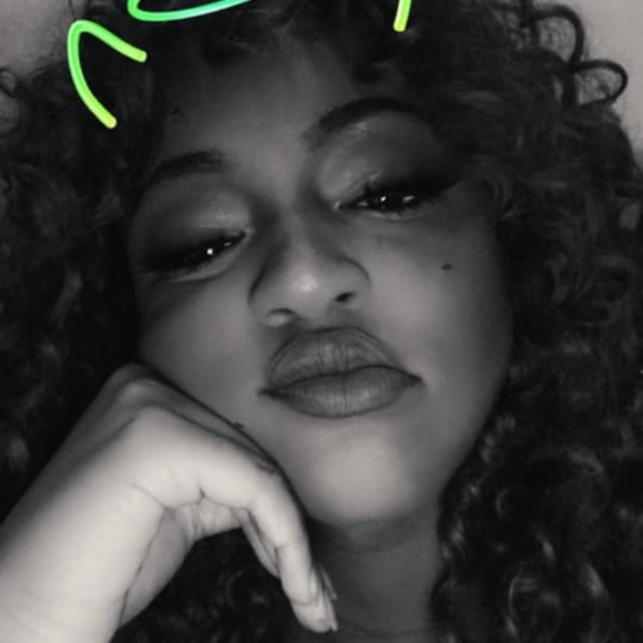 Profile Picture of Tillissia Wimbley (@tillissiaw) on Poshmark