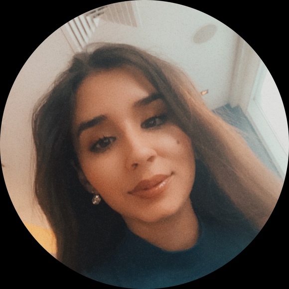 Profile Picture of Alicia Aispuro (@aliciaais) on Poshmark
