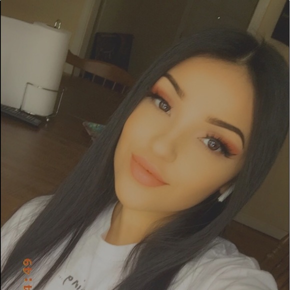 Profile Picture of Alma Barron (@alma_barron) on Poshmark