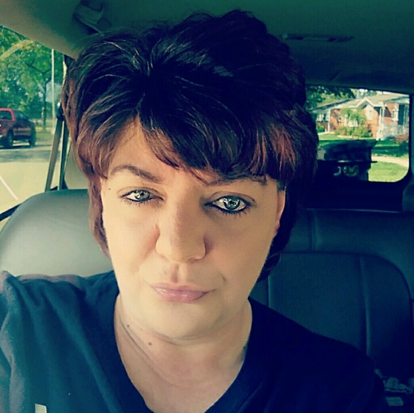 Profile Picture of Dina Spanos (@kspanos) on Poshmark