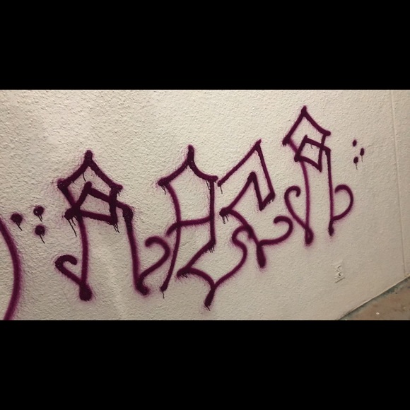 Profile Picture of Vazquez Vazquez (@v4zqu3z0x) on Poshmark