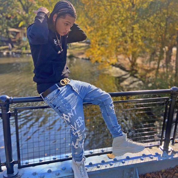 Profile Picture of Chris Arias (@chrisgzz) on Poshmark