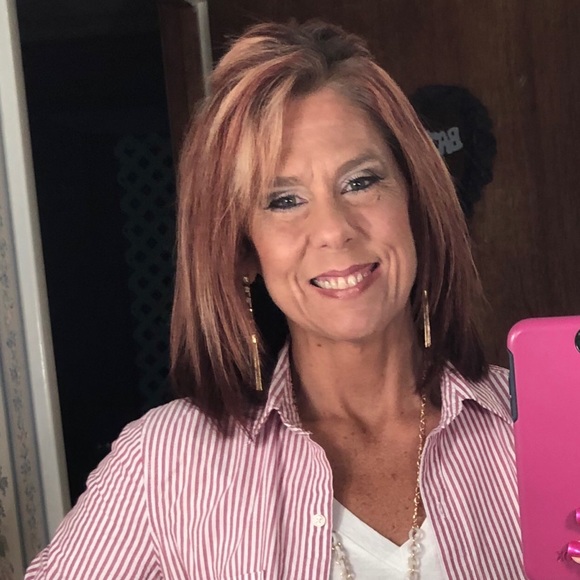 Profile Picture of Tammy Fleenor (@fleenortam) on Poshmark