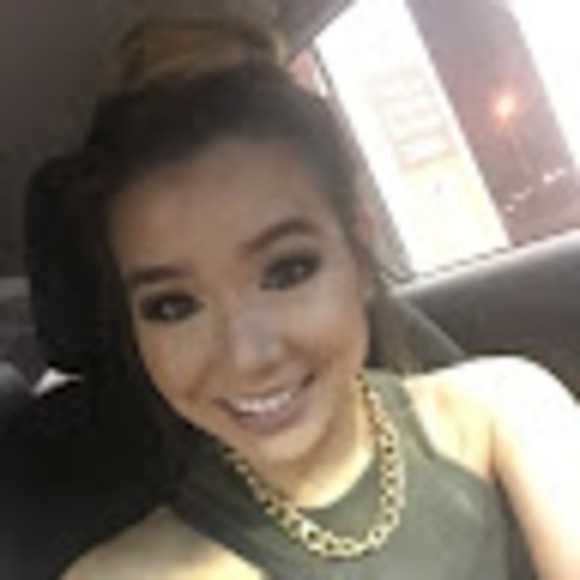 Profile Picture of Tiffany Nguyen (@thynguy3n) on Poshmark