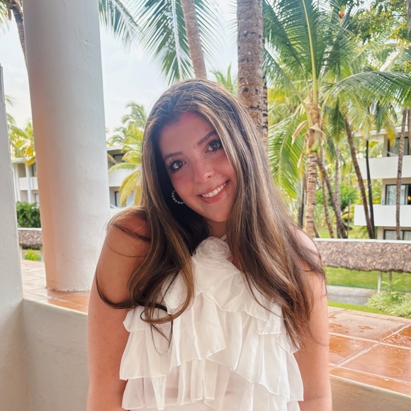 Profile Picture of Cecilia Holmes (@ceciliaholmes) on Poshmark
