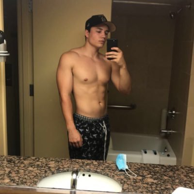 Profile Picture of Max De Leon (@maxxdeleonn_) on Twitter
