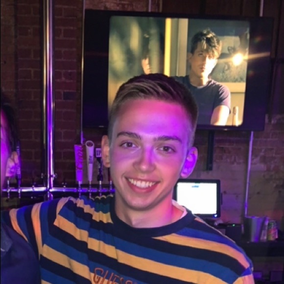 Profile Picture of Dan Roach (@danroach99) on Poshmark