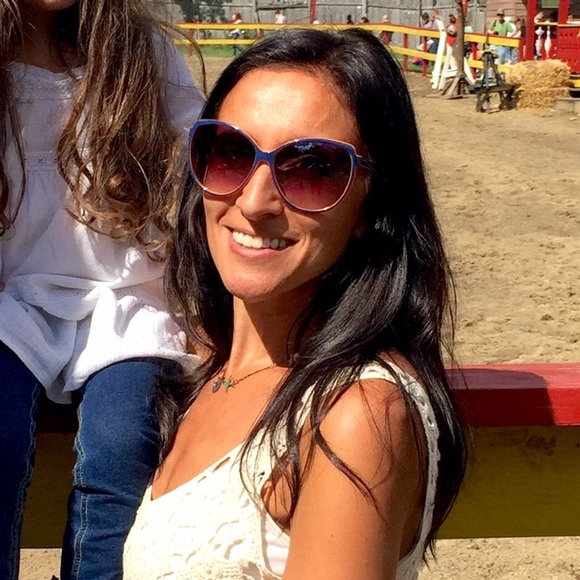 Profile Picture of Jessica Corey (@jessiiup) on Poshmark
