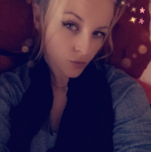 Profile Picture of Sue Glazier (@sueglazier) on Poshmark