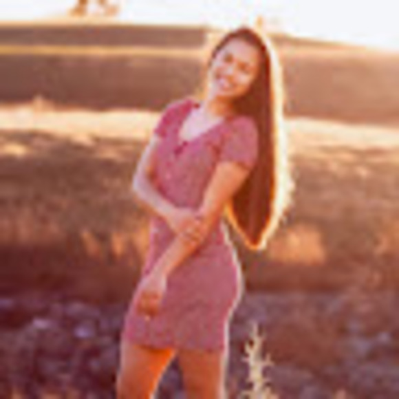 Profile Picture of Grace Tetro (@gracetetro) on Poshmark