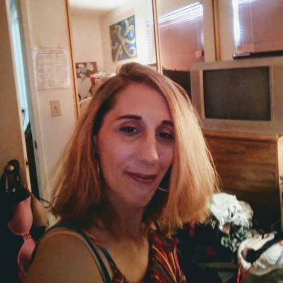 Profile Picture of Jennifer Billotte (@jen1billotte) on Poshmark