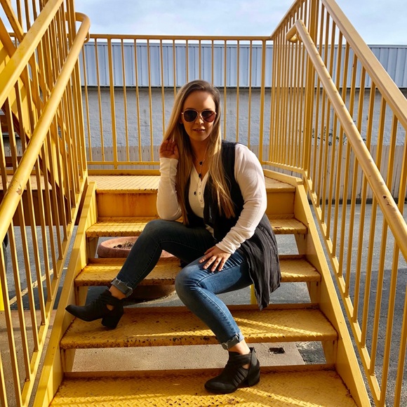 Profile Picture of Rose Wolfe (@rosewolfe19) on Poshmark