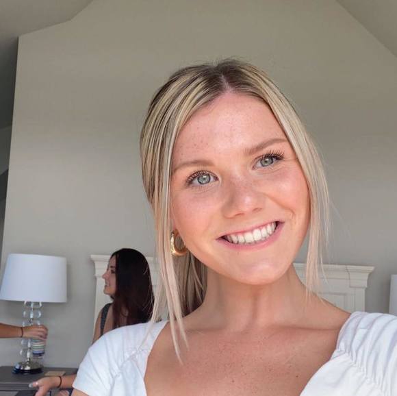 Profile Picture of Rebecca Ronzone (@rebeccaronzone) on Poshmark