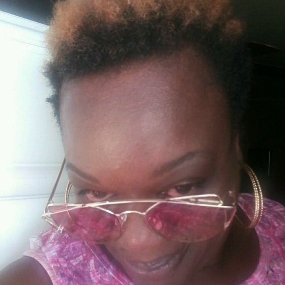 Profile Picture of Tonya Borsh (@borsh) on Poshmark