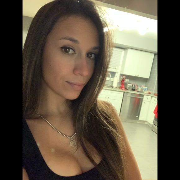 Profile Picture of Lorena Castillo (@lcastillo711) on Poshmark