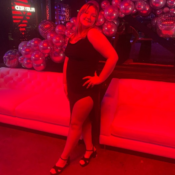 Profile Picture of Hannah Lambert (@hanbeth1) on Poshmark