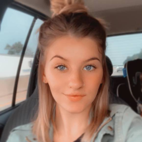 Profile Picture of Cassandra Vachon (@cassandravac720) on Poshmark