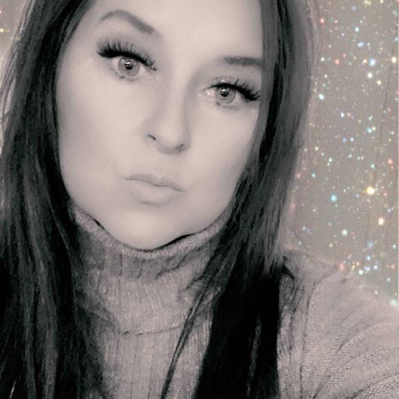 Profile Picture of Nancy West (@nancywayne) on Poshmark