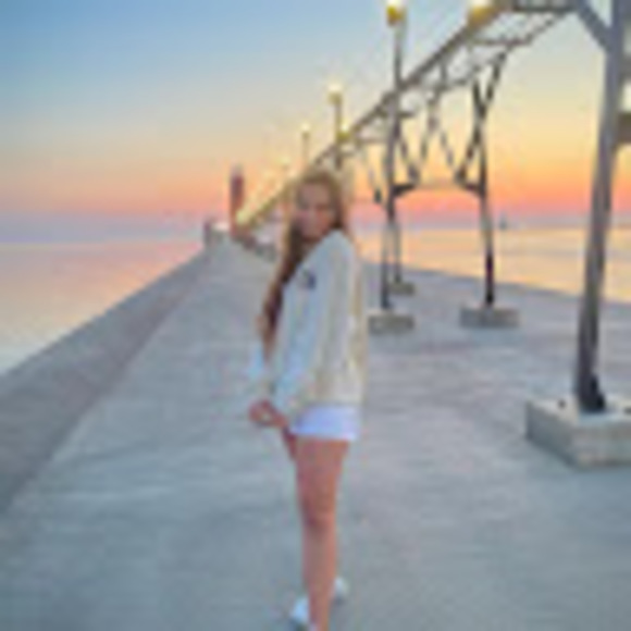 Profile Picture of Elizabeth Egerer (@eegerer) on Poshmark