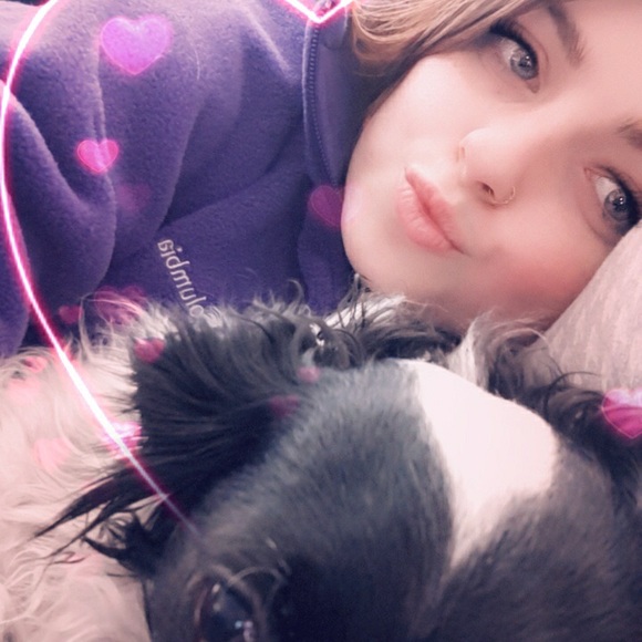 Profile Picture of Alexandria Egerer (@alexandriag98) on Poshmark