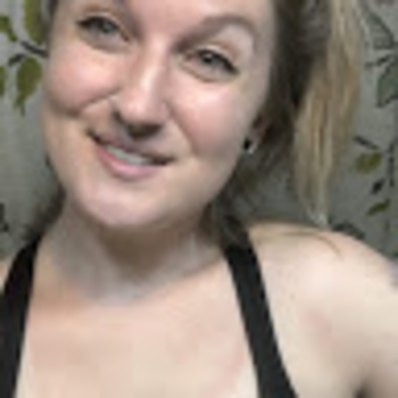 Profile Picture of Lizzie Hollar (@lizziehollar) on Poshmark