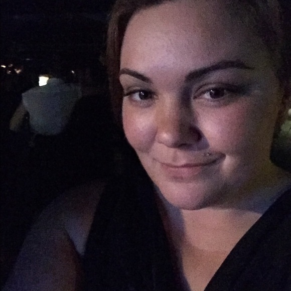 Profile Picture of Samantha Jellison (@samanthaj85) on Poshmark