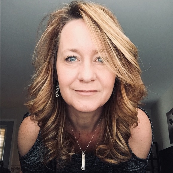 Profile Picture of Tammy Snowsell (@tsnowsell) on Poshmark